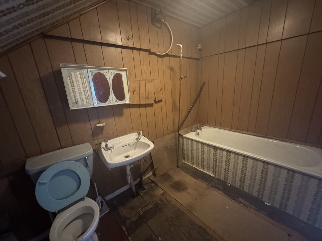 Lot: 18 - FOUR STOREY MIXED USE PROPERTY WITH POTENTIAL IN POPULAR TOWN CENTRE LOCATION - Bathroom